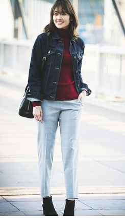 Turtleneck, denim jacket, high-waisted jeans